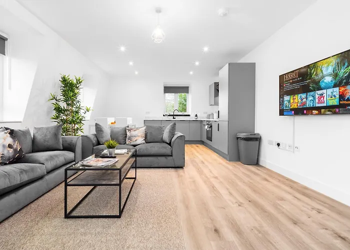 Stylish 2 Bedroom Apartment - Balcony - Secure Parking - Top Rated - 5Mc
